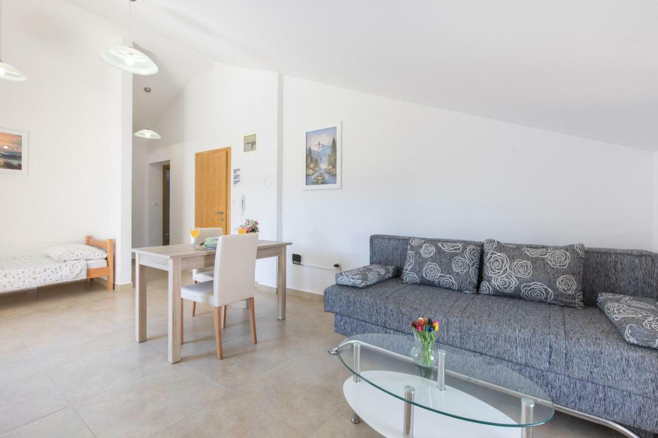 מאלינסקה Apartments Nino מראה חיצוני תמונה