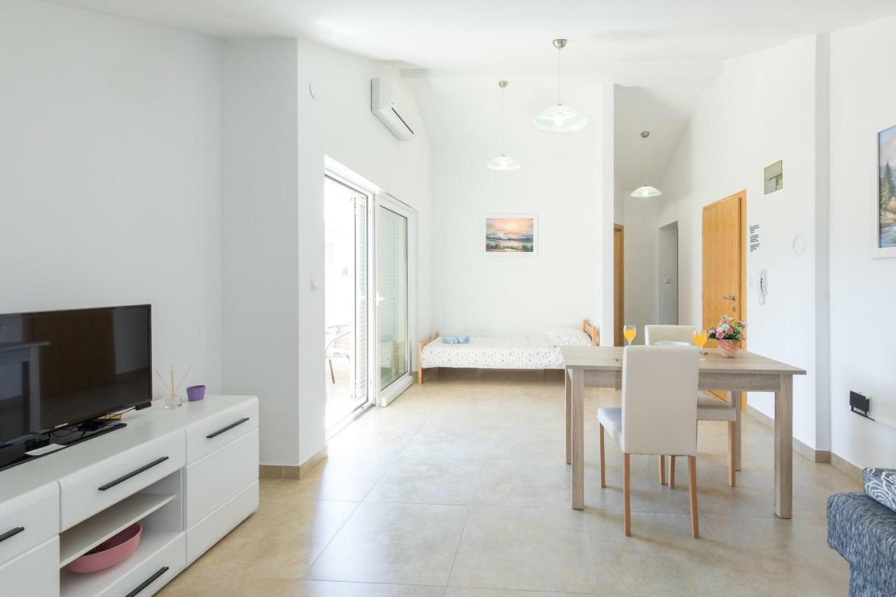 מאלינסקה Apartments Nino מראה חיצוני תמונה