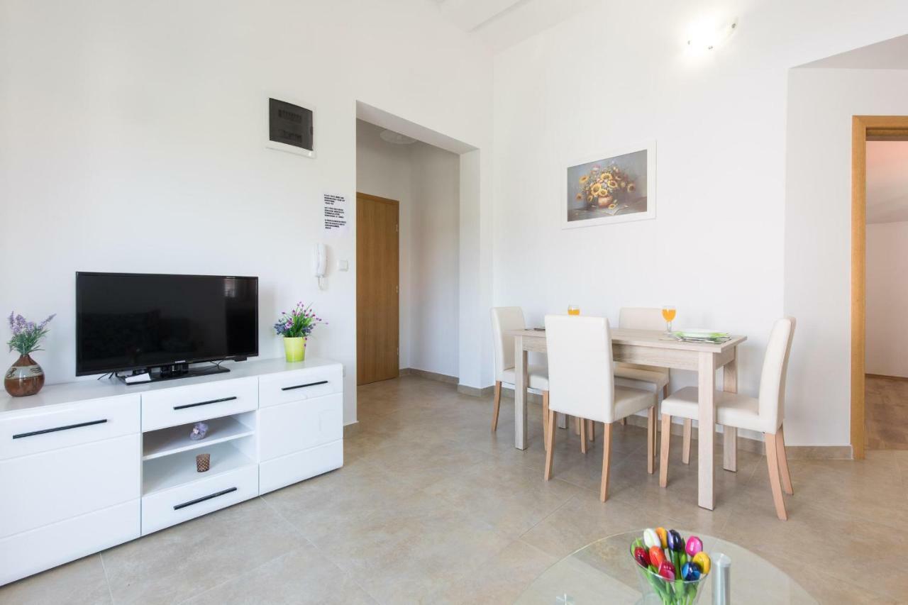 מאלינסקה Apartments Nino מראה חיצוני תמונה